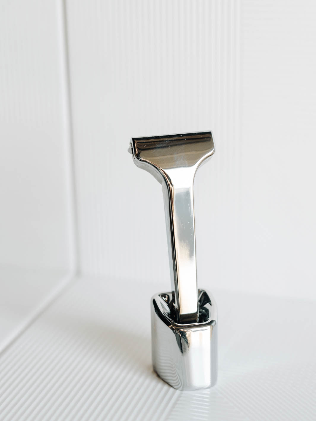 Razor stand
